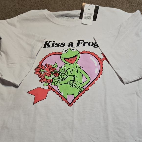SP5 NWT Disney Muppets Kermit Kiss A Frog T-Shirt Men's Sz XL White Roses - Picture 4 of 9